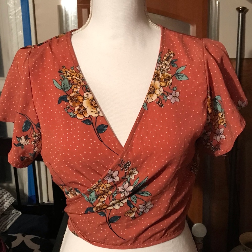 Soft peachy color, you can wear it however , only worn once s/m